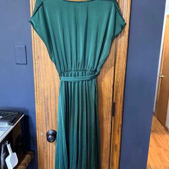 Emerald Green Batwing Pleated Satin Dress - Picture 8 of 10